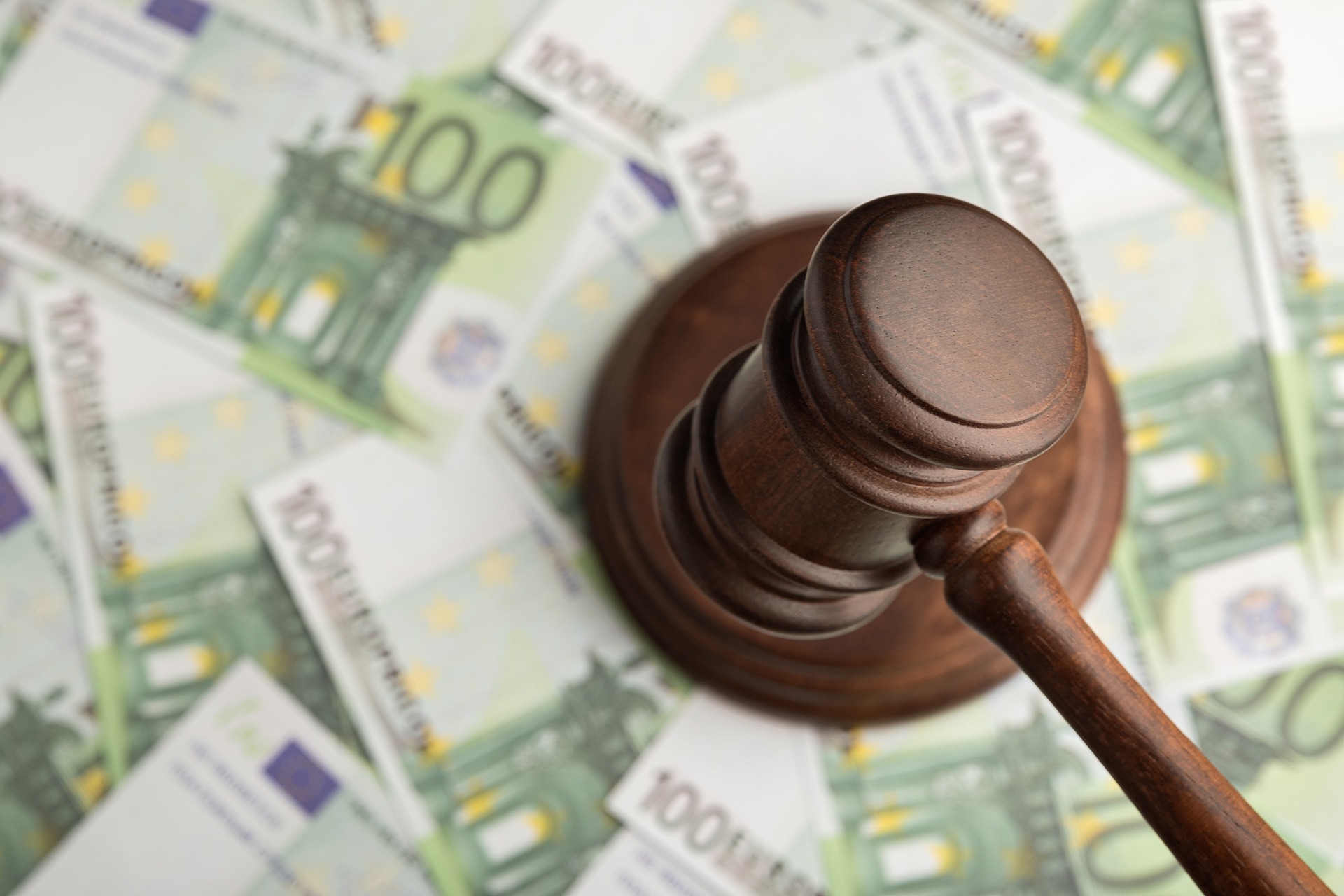 martillo-juez-sobre-fondo-billetes-euros-juez-martillo-sobre-dinero-tribunal